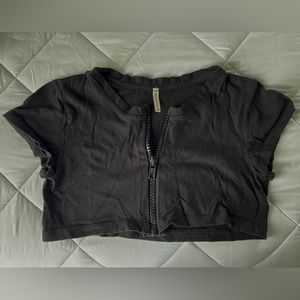 LF / Emma and Sam Black T Shirt Crop Top w Front Zipper